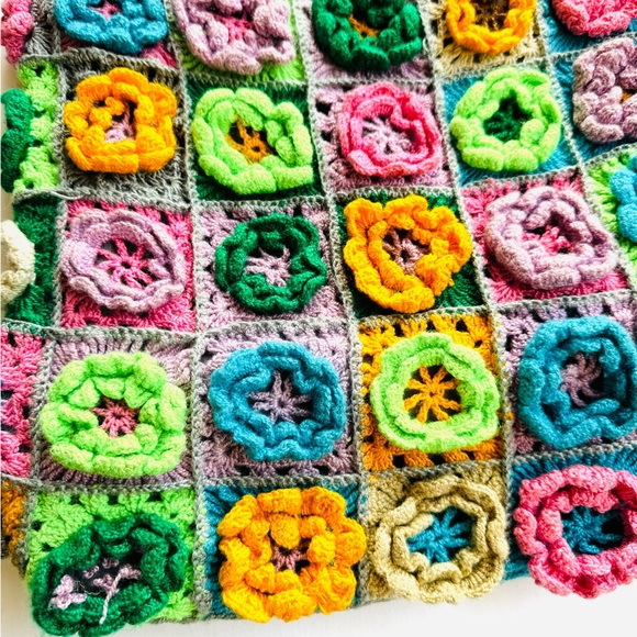 Handmade Crochet Floral Big Tote Bag. - Picture 3 of 4